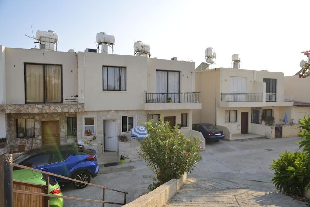 Isabella Court Townhouse Near Venus Beach And Lidl Пафос Екстериор снимка